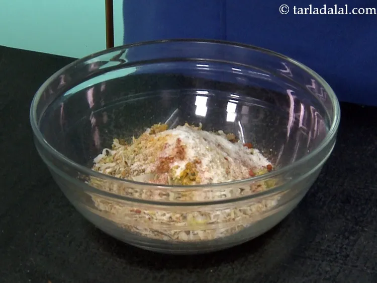 स्टेप 31 – <p>स्वादानुसार <a href="https://www.tarladalal.com/glossary-salt-namak-table-salt-hindi-418i"><u>नमक (salt)</u></a> डालें और अच्छी तरह मिलाएँ।</p>