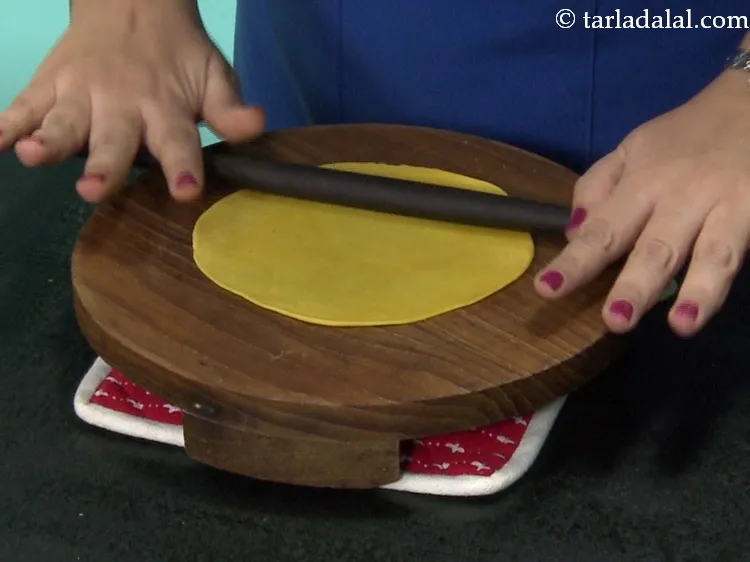 स्टेप 40 – <p>आटे के एक भाग को 150 मिमी. के व्यास में …