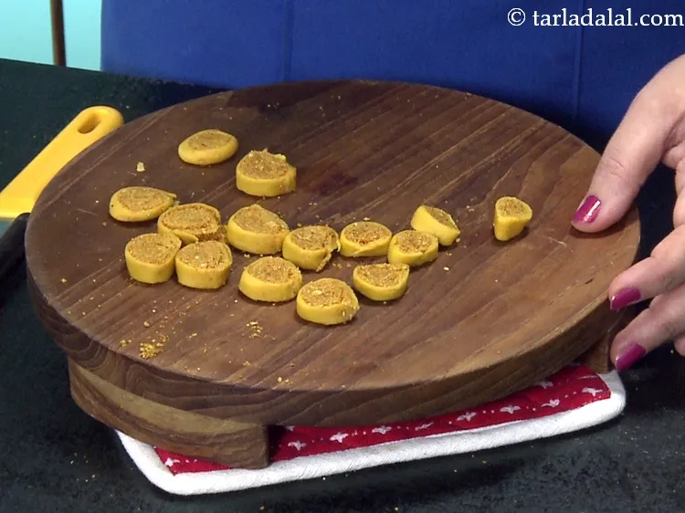 स्टेप 51 – <p>हर गोल टुकड़े को अच्छी तरह से अलग करना सुनिश्चित …