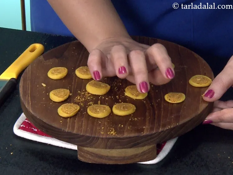 स्टेप 52 – <p>हर बेली हुई भाकरवड़ी को अपनी हथेली से तिरछा दबाएँ। …