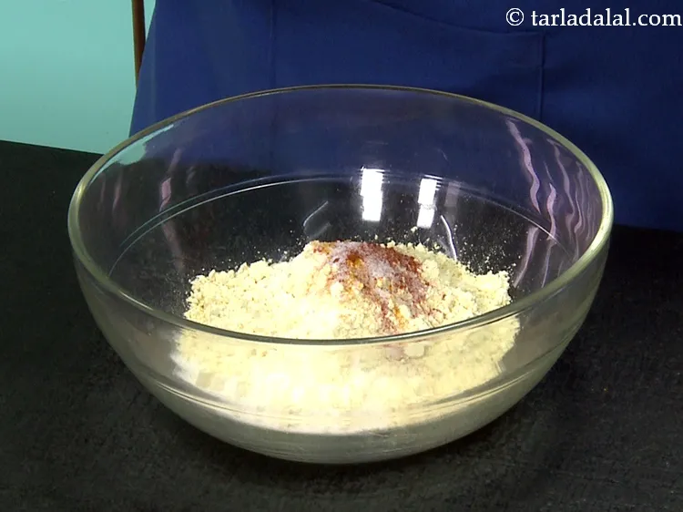 स्टेप 5 – <p>स्वादानुसार <a href="https://www.tarladalal.com/glossary-salt-namak-table-salt-hindi-418i"><u>नमक (salt)</u></a> डालें।</p>