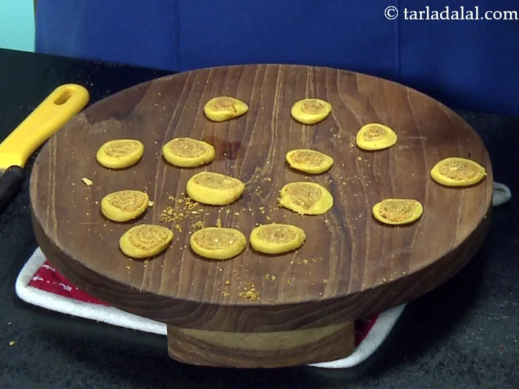 स्टेप 53 – <p><strong>मिनी भाकरवड़ी रेसिपी | आसान और सरल भारतीय नाश्ता भाकरवड़ी …