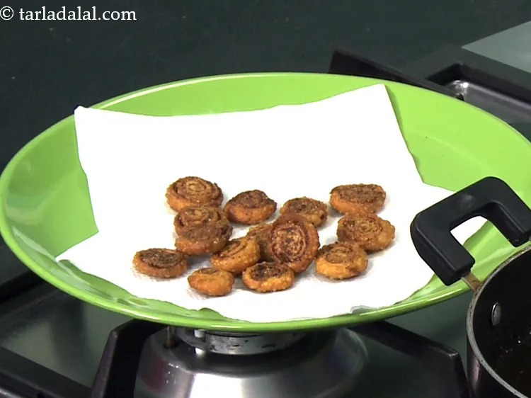 स्टेप 56 – <p>भूरे रंग का हो जाने पर, उन्हें एक टिशू पेपर …