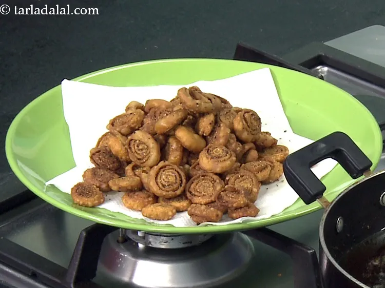 स्टेप 57 – <p>अधिक भाकरवड़ियाँ बनाने के लिए चरण 2 से 20 दोहराएँ।</p>