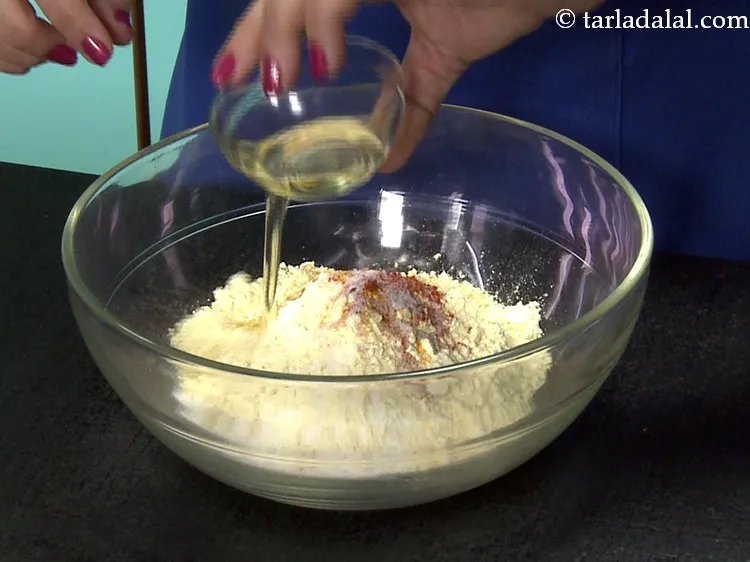 स्टेप 6 – <p><span style="background-color:rgb(255,255,255);color:rgb(0,0,0);">1 1/2 टेबल-स्पून </span><a href="https://www.tarladalal.com/glossary-oil-hindi-671i"><u>तेल ( oil )</u></a> डालें। …