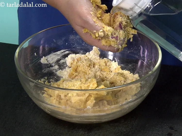 स्टेप 8 – <p>धीरे-धीरे पानी डालें।</p>