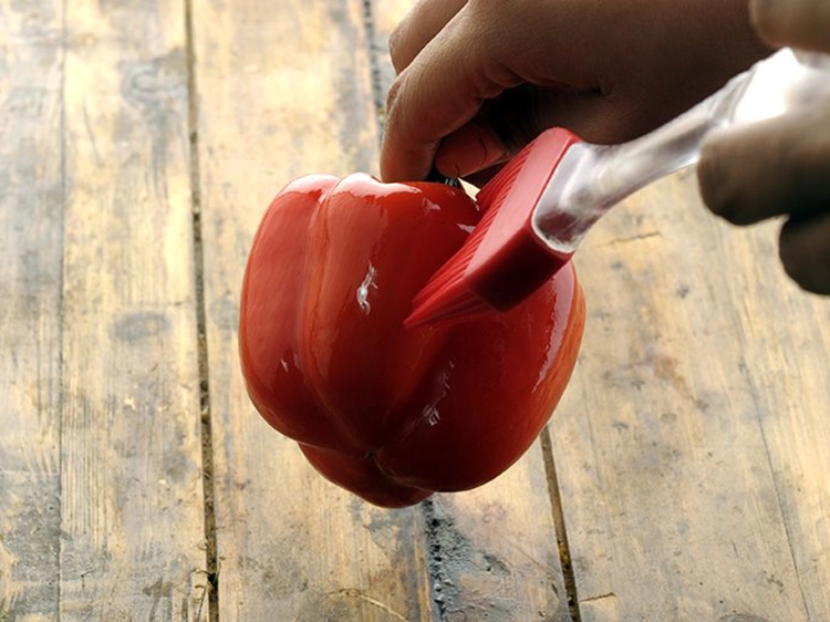 स्टेप 2 – <p>इसके ऊपर समान रूप से ¼ चम्मच <a href="https://www.tarladalal.com/glossary-oil-hindi-671i"><u>तेल ( …