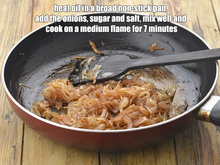 स्टेप 11 – <p><strong>कैरेमलाइज्ड प्याज और चीज पानीनी बनाने के लिए, </strong>एक चौड़े …