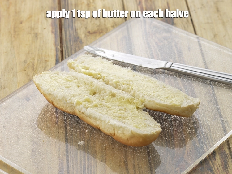 स्टेप 14 – <p>प्रत्येक आधे भाग पर 1 छोटा चम्मच <a href="https://www.tarladalal.com/glossary-butter-makhan-hindi-233i"><u>मक्ख़न (butter, …