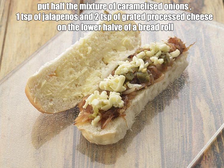 स्टेप 15 – <p>एक <strong>ब्रेड रोल</strong> के निचले भाग पर <strong>कैरेमलाइज्ड प्याज</strong> का …