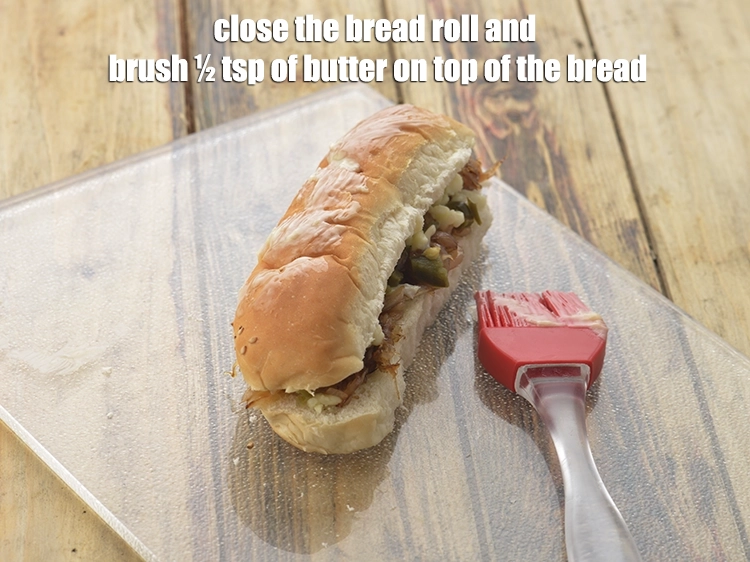 स्टेप 16 – <p><span style="background-color:rgb(255,255,255);color:rgb(0,0,0);"><strong>ब्रेड रोल </strong>को बंद करें और ब्रेड के ऊपर …