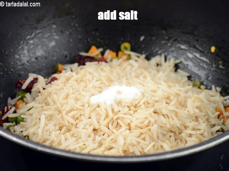 स्टेप 37 – <p>स्वादानुसार <a href="https://www.tarladalal.com/glossary-salt-namak-table-salt-hindi-418i"><u>नमक (salt)</u></a> डालें.</p>