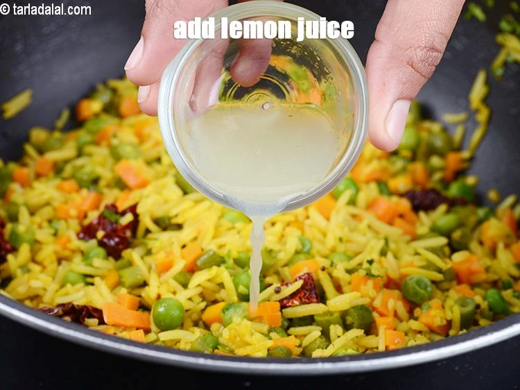 स्टेप 40 – <p>आंच बंद कर दें, 2 चम्मच <a href="https://www.tarladalal.com/glossary-lemon-nimbu-hindi-428i#ing_2754"><u>नींबू का रस …