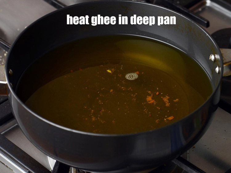 स्टेप 18 – <p><span style="background-color:rgb(255,255,255);color:rgb(0,0,0);">एक गहरी नॉन-स्टिक कढ़ाई में </span><a href="https://www.tarladalal.com/glossary-oil-hindi-671i"><u>तेल ( oil …