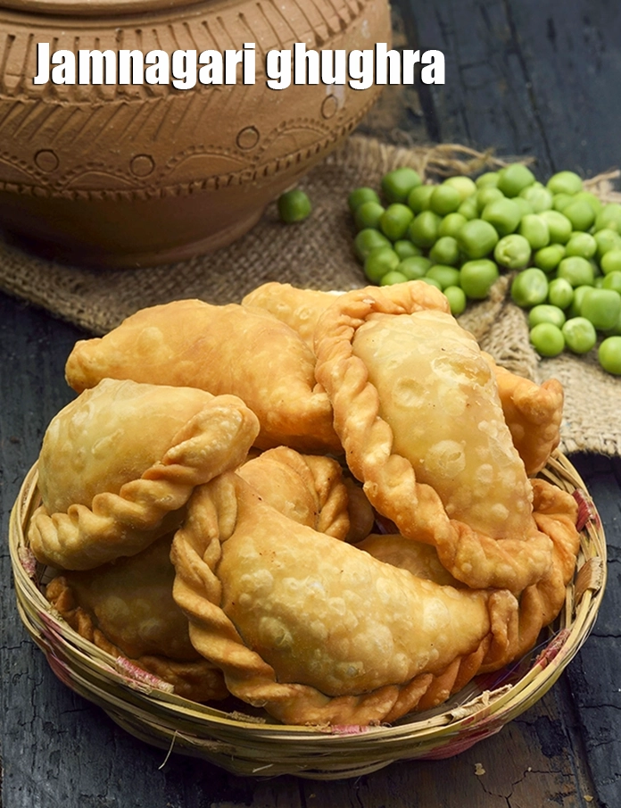 स्टेप 20 – <p><a href="https://www.tarladalal.com/green-chutney-chaat-hindi-2797r"><span style="background-color:rgb(255,255,255);color:rgb(0,0,0);"><u>हरी चटनी</u></span></a> के साथ <strong>घुघरा रेसिपी | जामनगरी …