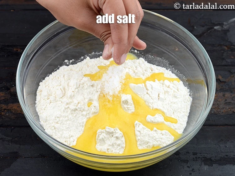 स्टेप 3 – <p>स्वादानुसार <a href="https://www.tarladalal.com/glossary-salt-namak-table-salt-hindi-418i"><u>नमक (salt)</u></a> डालें.</p>