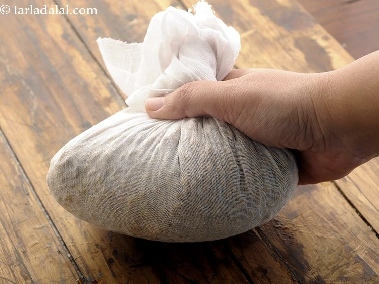 स्टेप 10 – <p>मलमल के कपड़े के सभी किनारों को बीच की ओर …