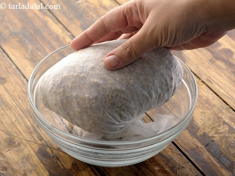 स्टेप 11 – <p>बंद हिस्से को एक कटोरे में उल्टा करके रखें। इसे …