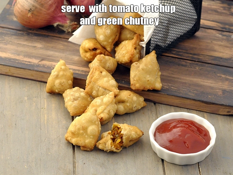 स्टेप 22 – <p><a href="https://www.tarladalal.com/glossary-tomato-ketchup-tomato-sauce-hindi-181i"><u>टमॅटो कैचप (tomato ketchup)</u></a> और <a href="https://www.tarladalal.com/glossary-green-chutney-hindi-2401i"><u>हरी चटनी (green …