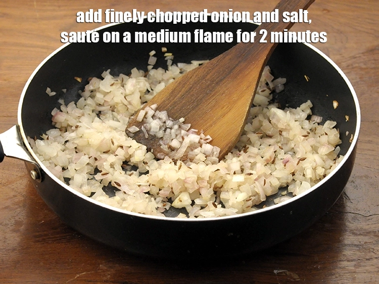 स्टेप 7 – <p><strong>जब बीज चटकने लगे</strong>, <span style="background-color:rgb(255,255,255);color:rgb(0,0,0);">1 कप </span><a href="https://www.tarladalal.com/glossary-onions-pyaz-pyaaz-kanda-hindi-548i#ing_2327"><u>कटा हुआ …