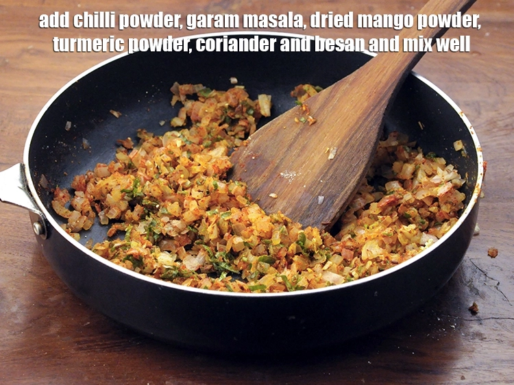 स्टेप 8 – <p><strong>आंच से उतार लें,</strong>, <span style="background-color:rgb(255,255,255);color:rgb(0,0,0);">1 टी-स्पून </span><a href="https://www.tarladalal.com/glossary-chilli-powder-red-chilli-powder-hindi-339i"><u>लाल मिर्च …