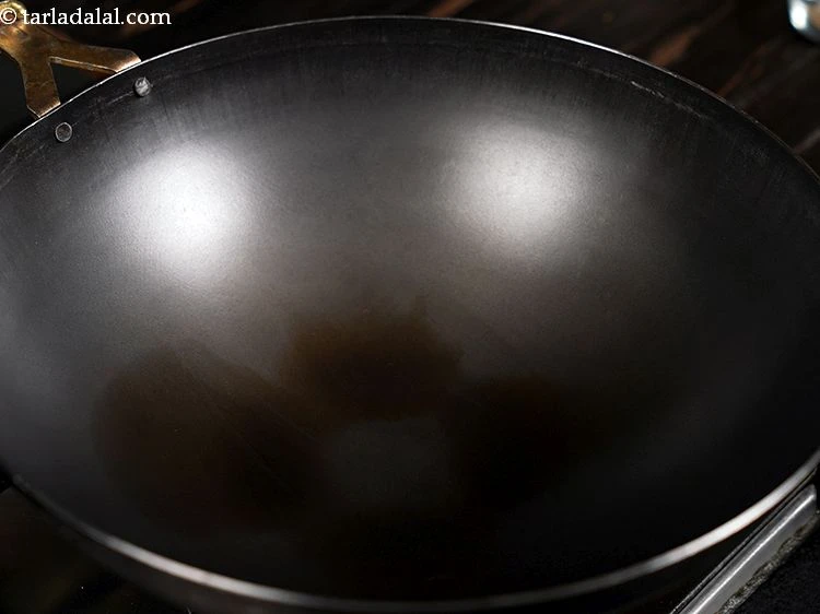 स्टेप 26 – <p>कढ़ाई में तेल डालकर धुआं निकलने तक गर्म करें। इससे …