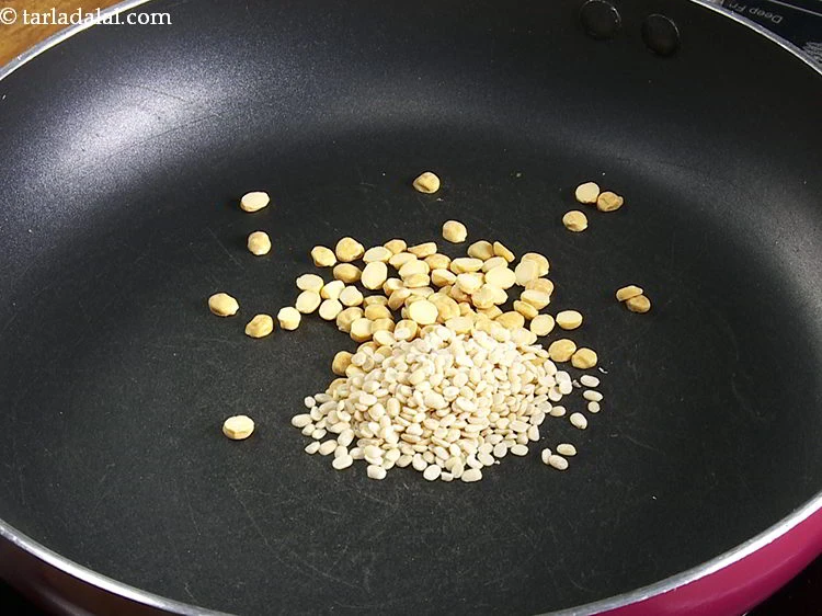 स्टेप 10 – <p>उड़द की दाल डालें।</p>