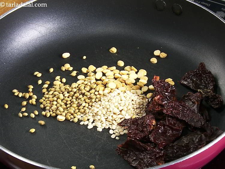 स्टेप 12 – <p>३ से ४ सूखी कश्मीरी लाल मिर्च डालें।</p>