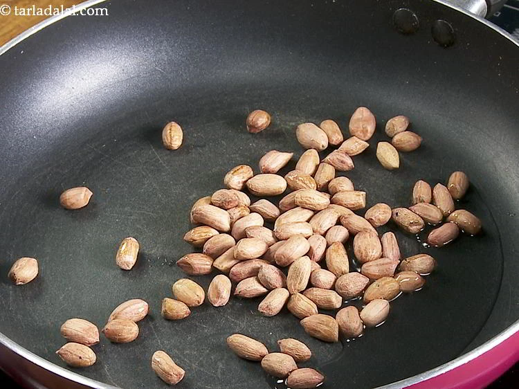 स्टेप 19 – <p>तेल गरम होने पर मूंगफली डालें। ये पुली सदाम को …