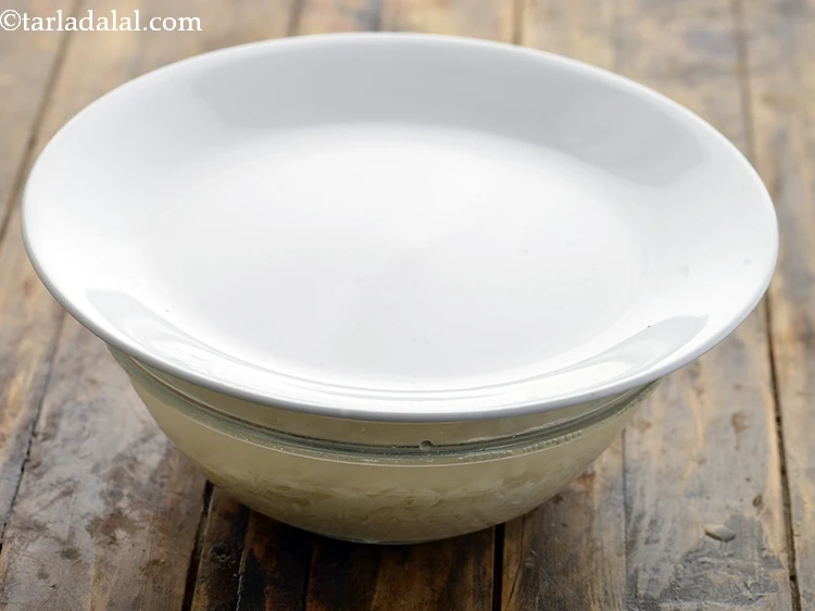 स्टेप 2 – <p>३ कप पानी में ३० मिनट के लिए भिगोएँ। ढक्कन …