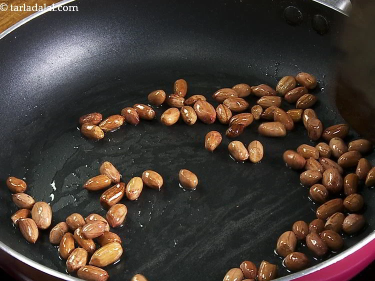 स्टेप 20 – <p>धीमी आंच पर ४ से ५ मिनट के लिए लगातार …