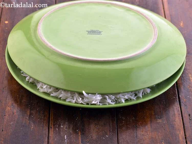 स्टेप 8 – <p>एक प्लेट पर पके हुए चावल को बाहर की अतिरिक्त …