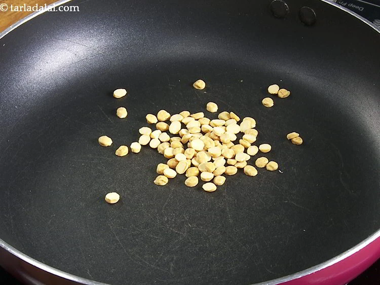 स्टेप 9 – <p><strong>टैमरिंड राइस</strong> के लिए पुलियोडराय मसाला बनाने के लिए | …