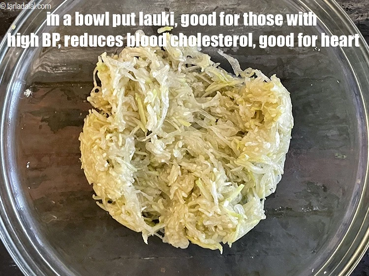 स्टेप 3 – <p><strong>लौकी के चीले का</strong>&nbsp;घोल बनाने के लिये&nbsp;एक प्याले में&nbsp; ३/४ …