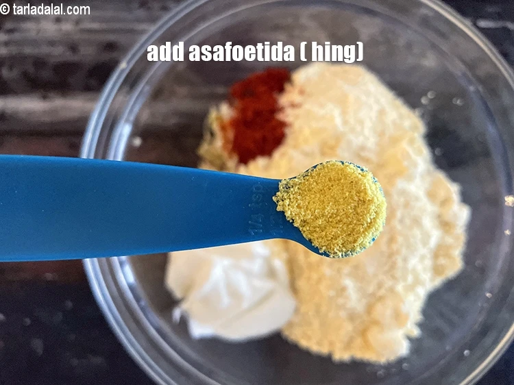 स्टेप 8 – <p>१/४ टी-स्पून&nbsp;<a href="">हींग</a>&nbsp;डालें।</p>