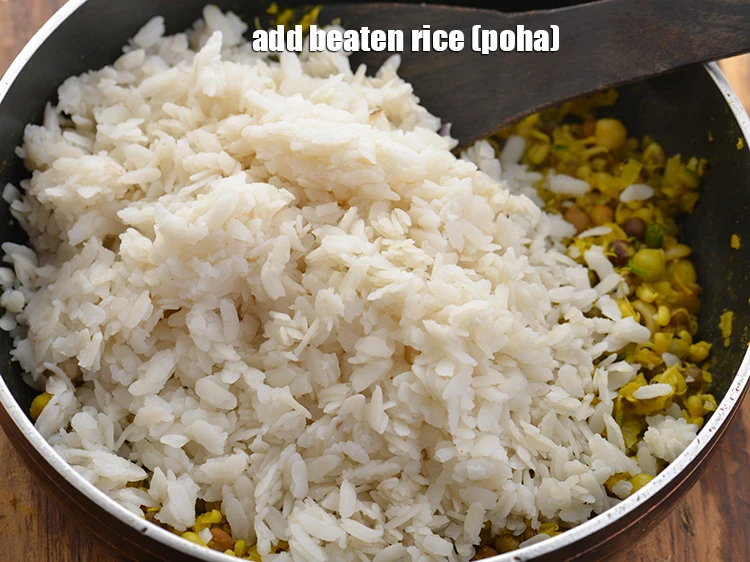 स्टेप 21 – <p><a href="https://www.tarladalal.com/glossary-beaten-rice-poha-rice-flakes-flaked-rice-hindi-536i"><u>पोहा (beaten rice (poha)</u></a> डालें।</p>