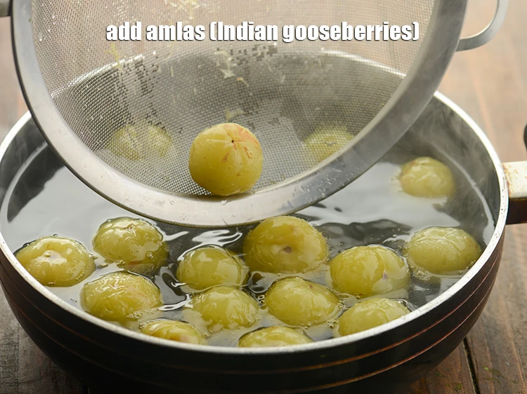 स्टेप 13 – <p><a href="https://www.tarladalal.com/glossary-amla-Indian-gooseberry-hindi-49i"><u>आंवला (amla)</u></a> डालें।</p>