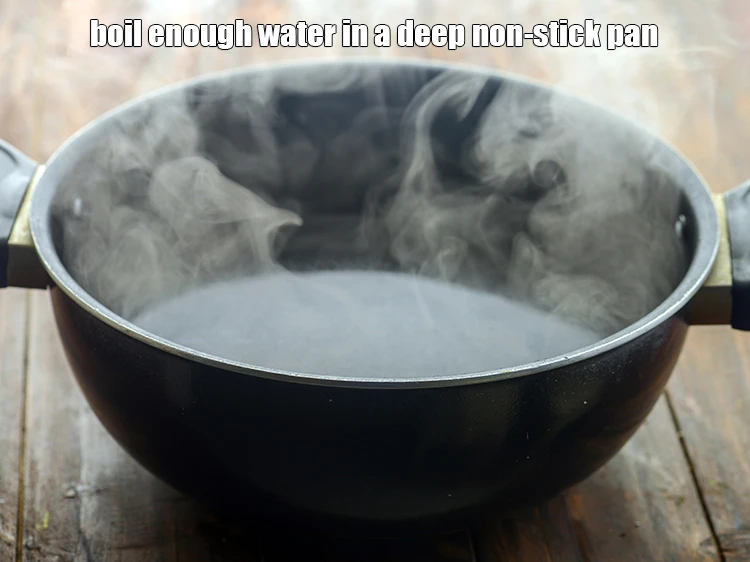 स्टेप 6 – <p>एक गहरे नॉन-स्टिक पैन में पर्याप्त पानी उबालें।</p>