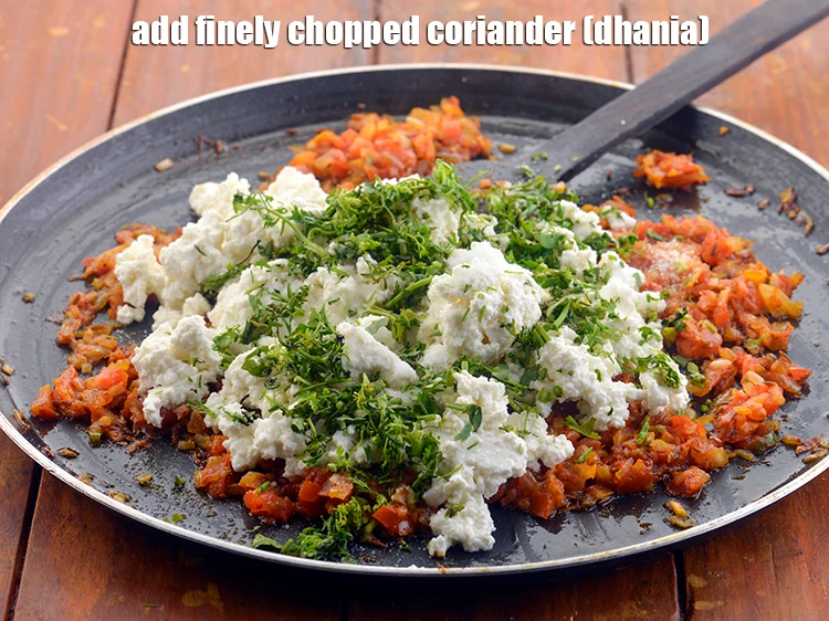 स्टेप 15 – <p><strong>सूखी पनीर की भुर्जी</strong> में अच्छा स्वाद देने के लिए …