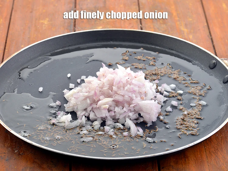 स्टेप 2 – <p>जब जीरा चटकने लगे तो <span style="background-color:rgb(255,255,255);color:rgb(0,0,0);">1/2 कप </span><a href="https://www.tarladalal.com/glossary-onions-pyaz-pyaaz-kanda-hindi-548i#ing_2327"><u>कटा …