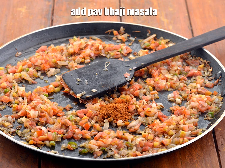 स्टेप 8 – <p>अब <span style="background-color:rgb(255,255,255);color:rgb(0,0,0);">1/2 टी-स्पून </span><a href="https://www.tarladalal.com/glossary-pav-bhaji-masala-hindi-298i"><u>पाव भाजी मसाला (pav bhaji …