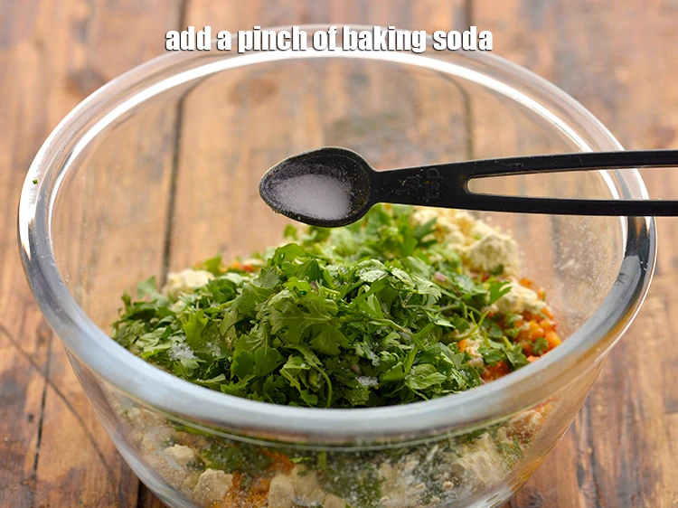 स्टेप 18 – <p>एक चुटकी <a href="https://www.tarladalal.com/glossary-baking-soda-soda-bi-carb-hindi-615i"><u>बेकिंग सोडा (baking soda)</u></a> और स्वादानुसार <a …