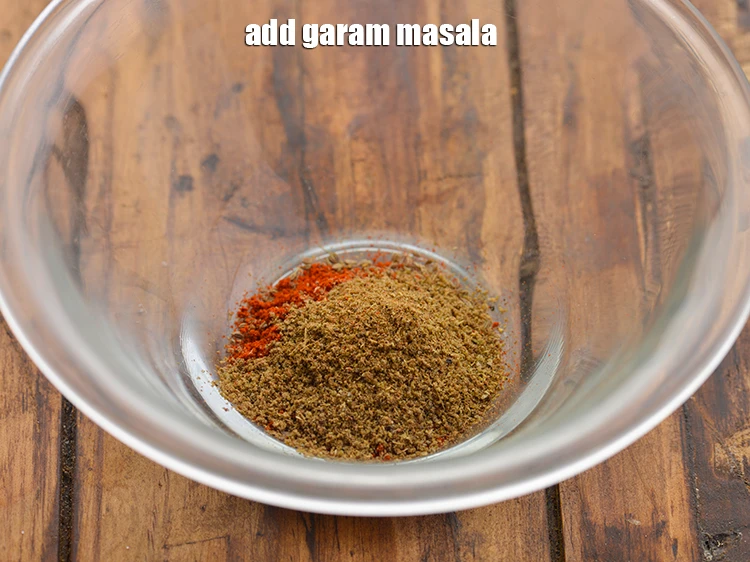 स्टेप 5 – <p><span style="background-color:rgb(255,255,255);color:rgb(0,0,0);">1/2 टी-स्पून </span><a href="https://www.tarladalal.com/glossary-garam-masala-hindi-296i"><u>गरम मसाला (garam masala)</u></a> डालें।</p>