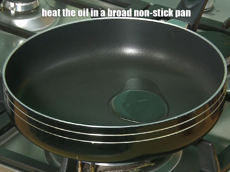 स्टेप 14 – <p><span style="background-color:rgb(255,255,255);color:rgb(0,0,0);">एक चौड़े नॉन-स्टिक पॅन में 2 टी-स्पून </span><a href="https://www.tarladalal.com/glossary-oil-hindi-671i"><u>तेल …