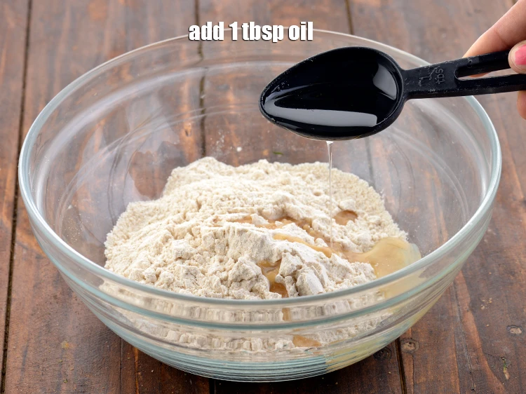 स्टेप 3 – <p><span style="background-color:rgb(255,255,255);color:rgb(0,0,0);">1 टेबल-स्पून </span><a href="https://www.tarladalal.com/glossary-oil-hindi-671i"><u>तेल ( oil )</u></a><u> डालें।</u></p>