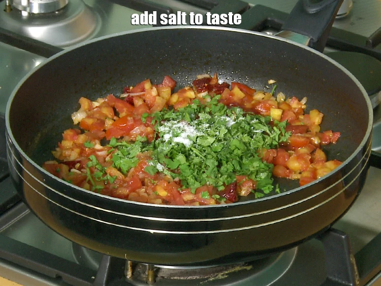 स्टेप 26 – <p><a href="https://www.tarladalal.com/glossary-salt-namak-table-salt-hindi-418i"><u>नमक (salt) </u></a><span style="background-color:rgb(255,255,255);color:rgb(0,0,0);">स्वादअनुसार डालें।&nbsp;</span></p>