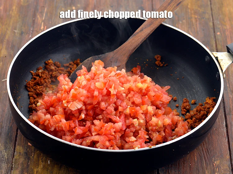 स्टेप 33 – <p>अब <span style="background-color:rgb(255,255,255);color:rgb(0,0,0);">1 1/2 कप </span><a href="https://www.tarladalal.com/glossary-tomatoes-tamatar-hindi-639i#ing_2361"><u>कटा हुआ टमाटर (chopped …