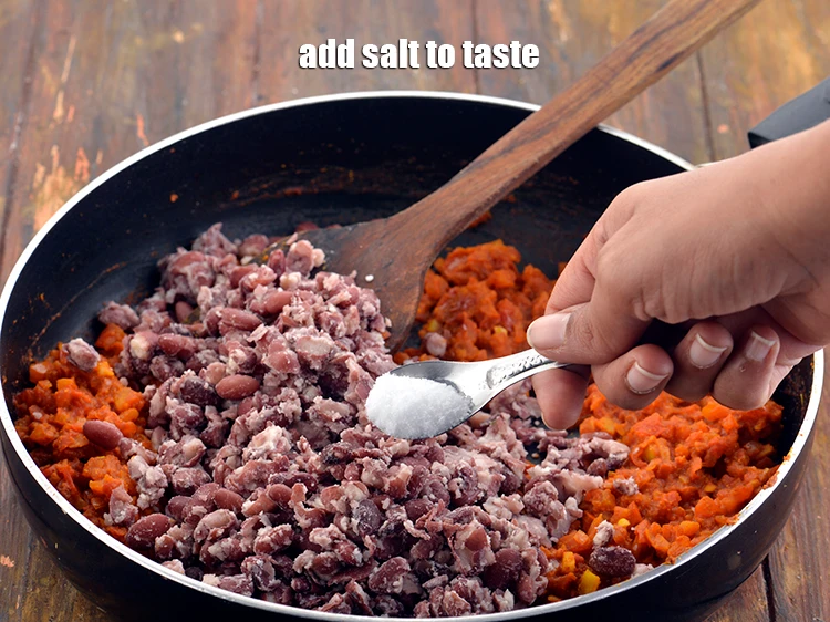 स्टेप 37 – <p>अब <a href="https://www.tarladalal.com/glossary-salt-namak-table-salt-hindi-418i"><u>नमक (salt) </u></a><span style="background-color:rgb(255,255,255);color:rgb(0,0,0);">स्वादअनुसार</span> डालें।</p>