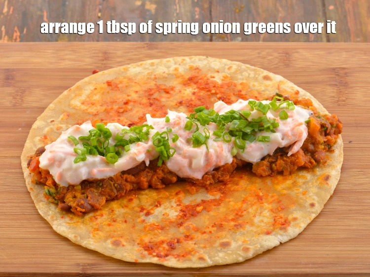 स्टेप 50 – <p>उपर १ टेबल-स्पून <a href="https://www.tarladalal.com/glossary-spring-onion-greens-hare-pyaz-ke-patte-hindi-445i#ing_2424"><u>कटे हुए हरे प्याज़ के पत्ते …