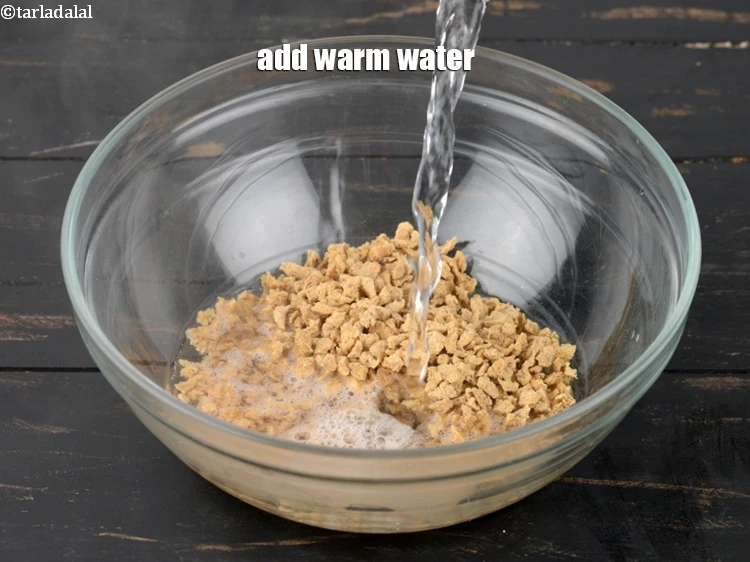 स्टेप 4 – <p>1 कप <strong>गुनगुना पानी</strong> डालें।</p>